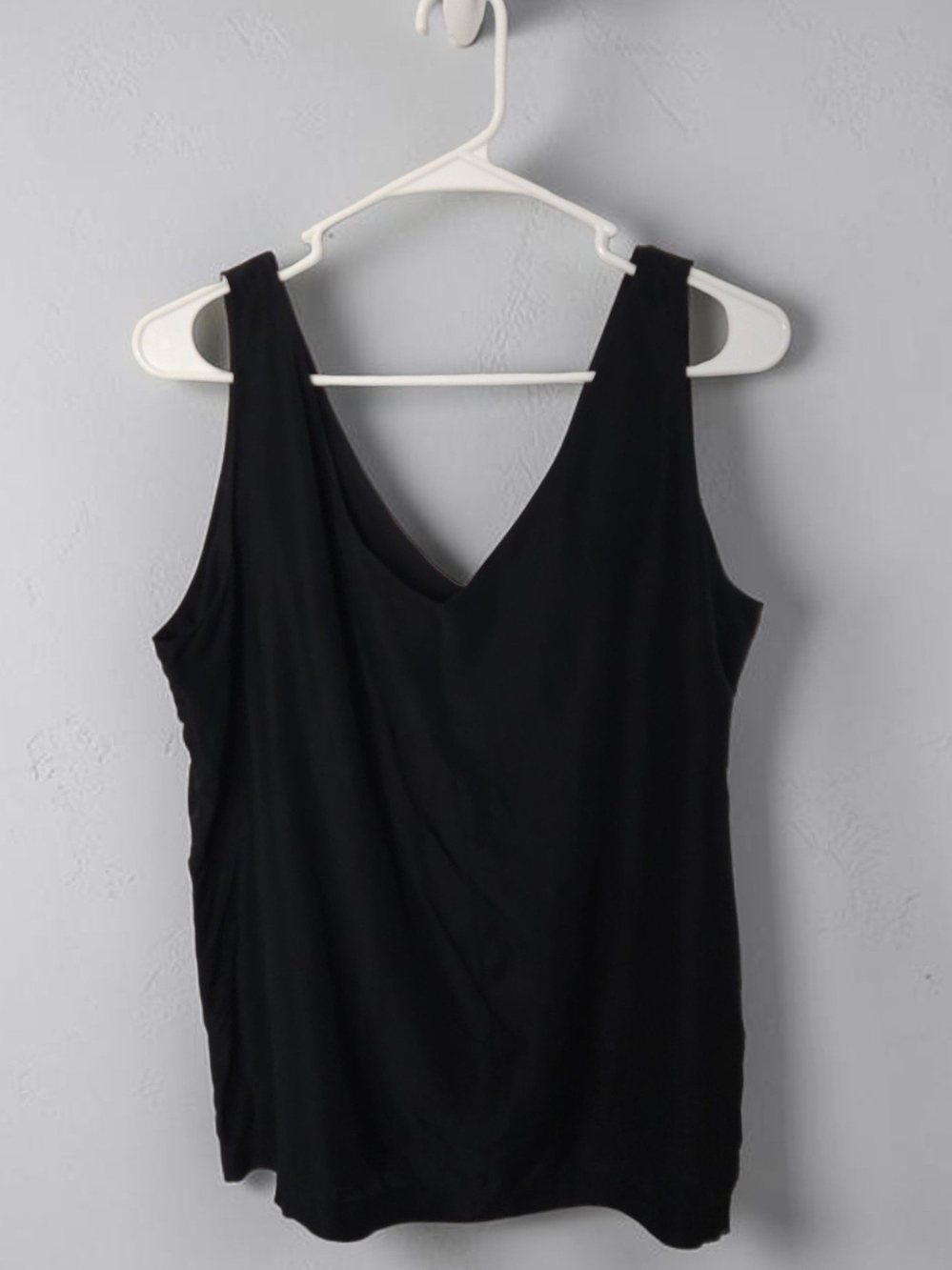 Vintage 100% Silk Compagnie Internatonale Expres Black V-Neck Tank Top for Women